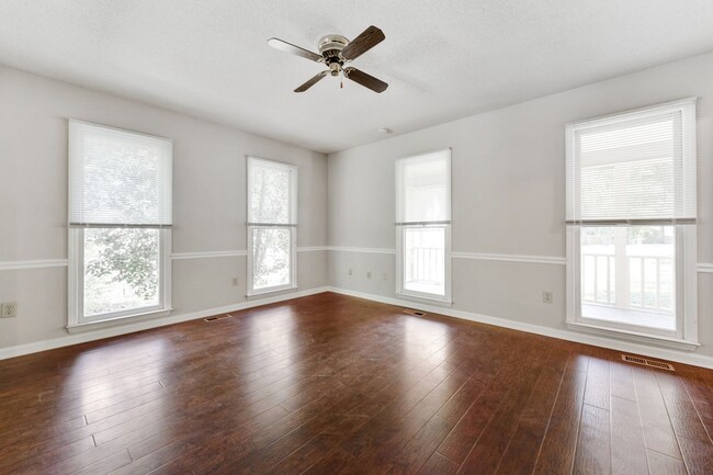 Building Photo - Adorable 3 BD/2.5 BA Hillsborough Home!