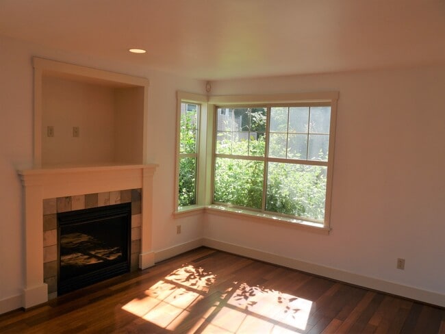 Foto del edificio - 4 Bedroom Townhouse Blocks from Seattle Un...