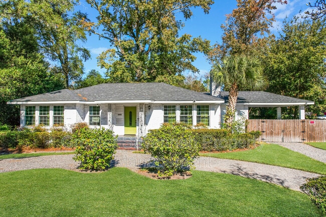 Building Photo - 712 Columbus Dr