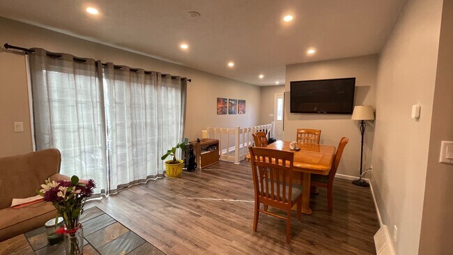 Upstairs living area - 2511 Dover Ln