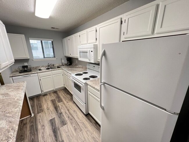 Building Photo - Updated 1 Bed 1 Bath Condo Near SouthPoint!