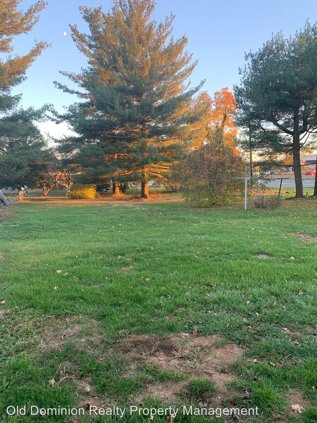 Foto del edificio - 3 br, 1 bath House - 297 Center Street