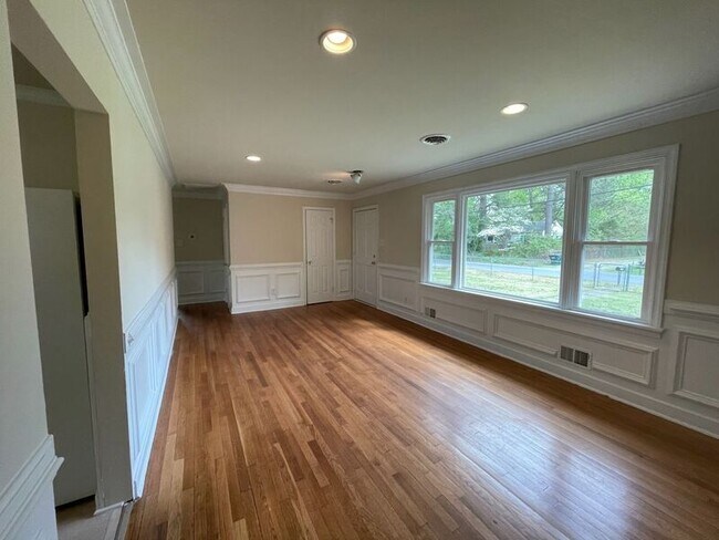 Building Photo - 5318 White Oak Dr