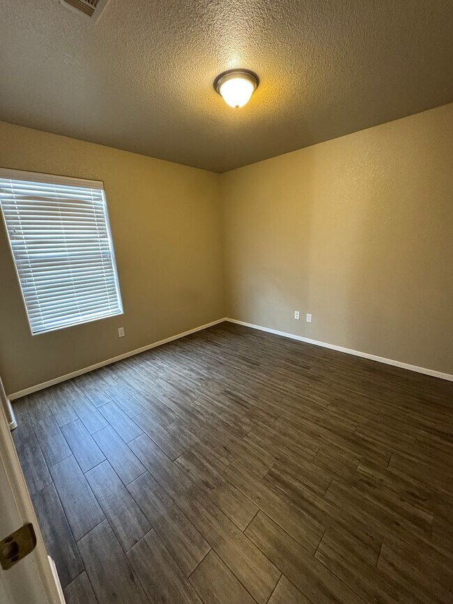 Building Photo - 5727 Pecan Ln