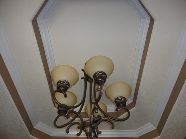 Foto del edificio - Charming 3BR Home with Open Split Floor Plan, Vaulted Ceilings & 2-Car Garage in Valdosta