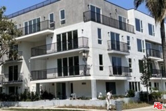 Building Photo - 4806 Sylmar Ave