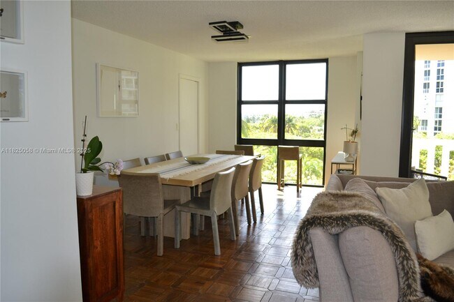 Foto del edificio - 1111 Crandon Blvd