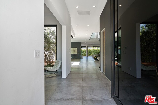 Building Photo - 415 N Martel Ave