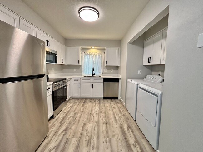 Foto del edificio - **$250 OFF 1ST MONTHS RENT!!** Newly Renovated 3Bedroom Duplex on Garden Home!!