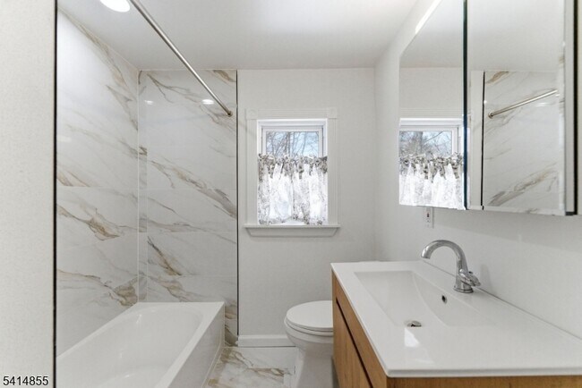 Foto del edificio - 549 Ewing Ave