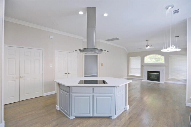 Building Photo - 4705 Ridgedale Dr