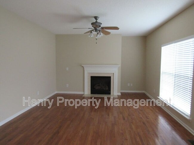Building Photo - 125 Kellerhis Dr
