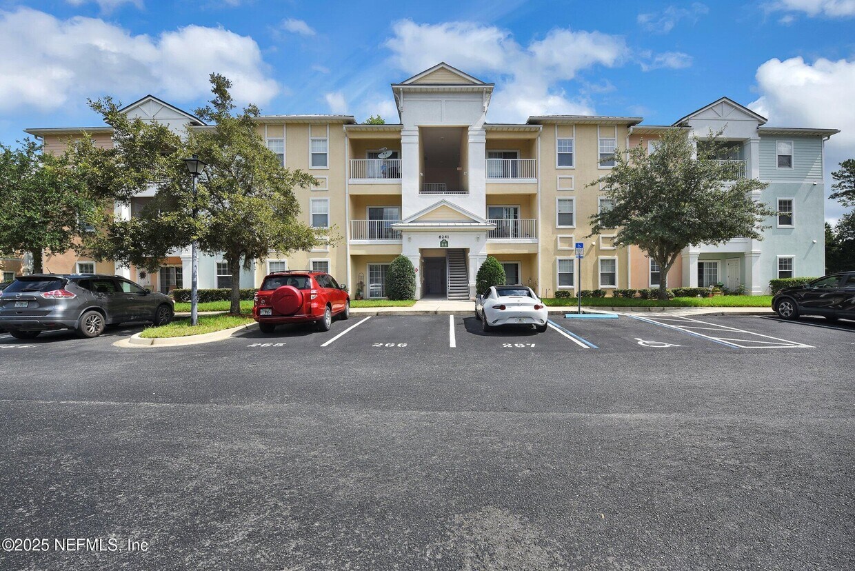 Foto principal - 8241 Pelican Landing Rd
