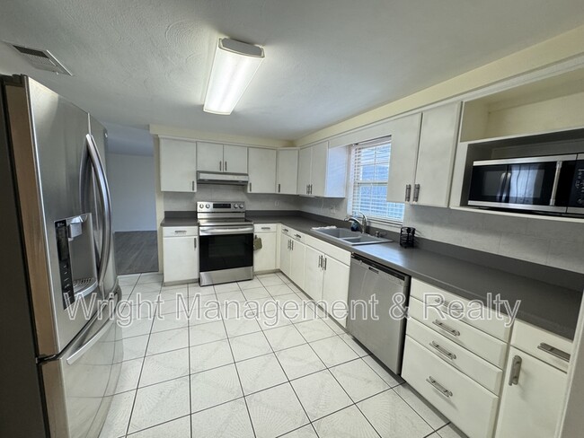 Foto del edificio - 10921 Norwood Ave