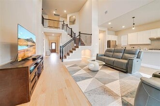 Building Photo - 707 Gatecrest Dr