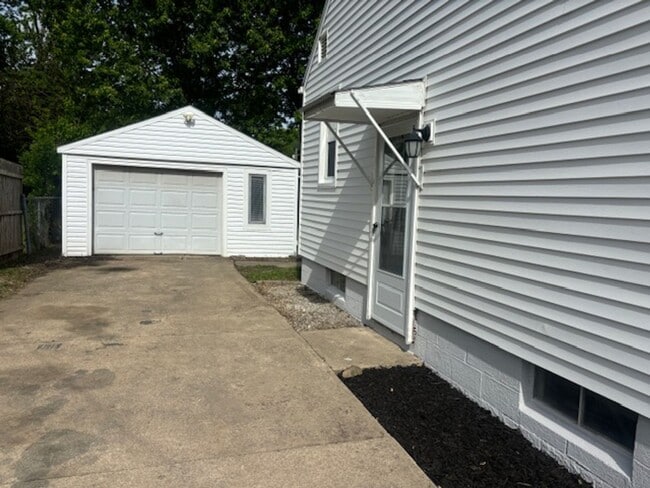 Building Photo - Charming 3 Bedroom 1 Bath Home on Eastside Of Lorain