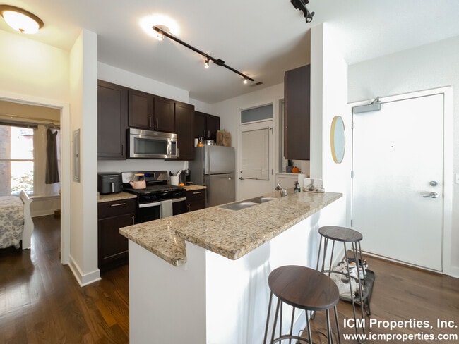 Building Photo - 1930 N Lincoln Ave