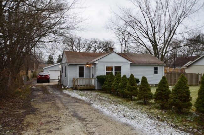 Building Photo - 23247 W N Lakewood Ln