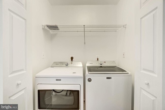 Building Photo - 2499 Angeline Dr