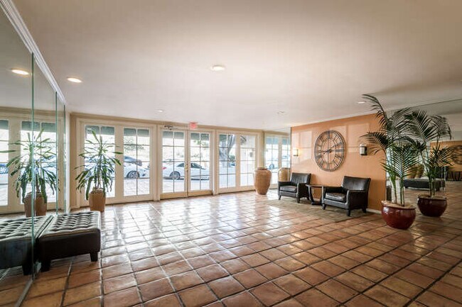 Foto del edificio - 7270 Hillside Ave