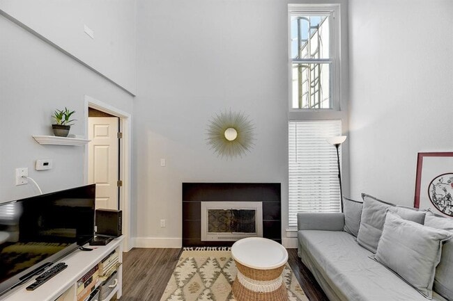 Building Photo - 935 La Posada Dr