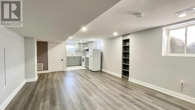 Building Photo - 4 Keats Ave