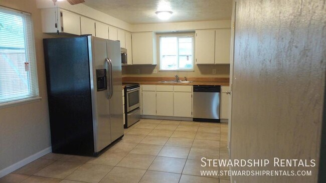 Foto del edificio - 759 N Cloverleaf Loop