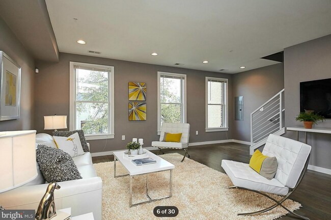 Foto del edificio - 2 bed/2.5 bath. $3400 with off-street park...