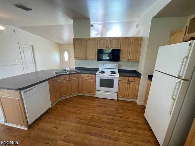 Foto del edificio - 445 Candlewick Cir W
