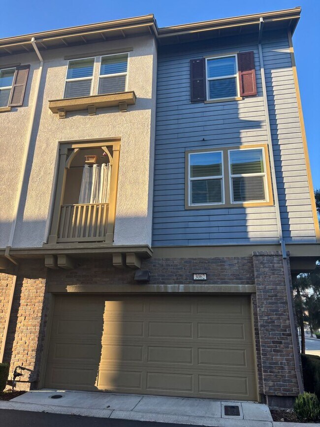 Foto del edificio - Must see beautiful and large Townhome in Dublin- Close to Everything!