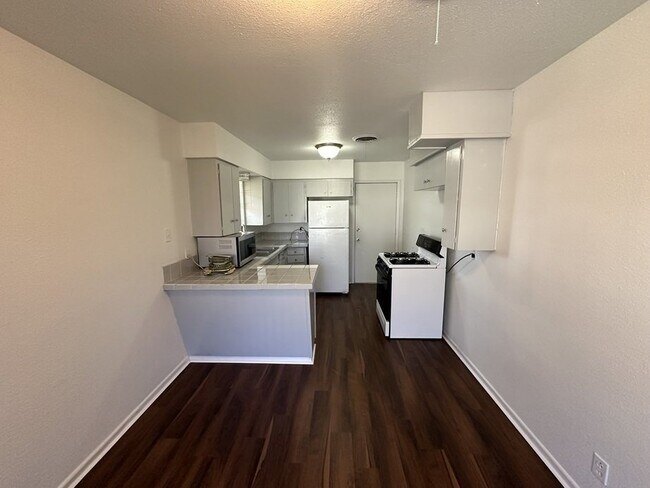 Building Photo - 402 Aurelia