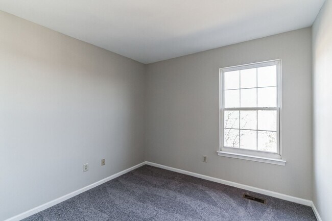 Foto del edificio - 487 Fort Hill Cir