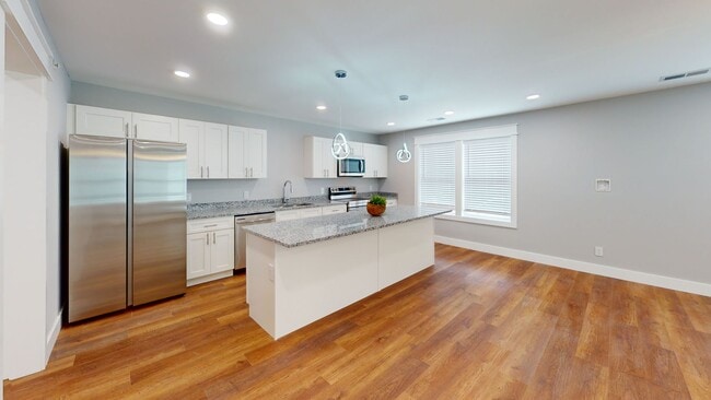Building Photo - FA1315 18BR TRIPLEX (6/6/6)