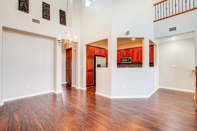 Building Photo - Charming 2 Bedroom + Loft Townhouse in Pri...