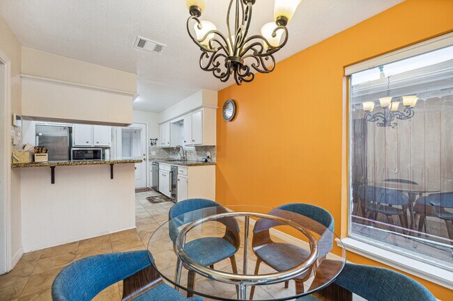 Foto del edificio - 910 Coachlight Dr