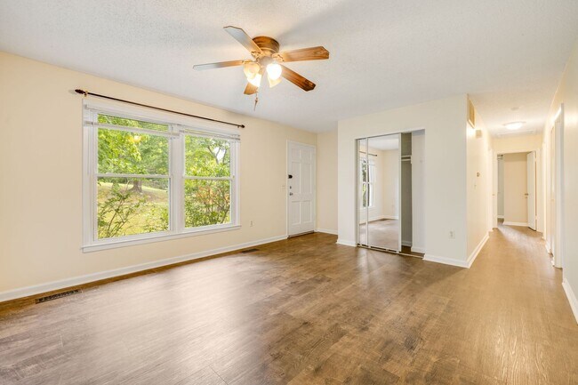 Foto del edificio - West Asheville 3BR with Fenced Yard & Bonus Room