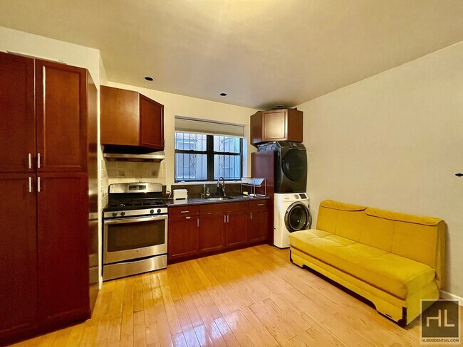 Foto del edificio - 1.5 bed located right on Ditmars Blvd with...