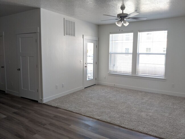 Foto del edificio - Beautiful 3-Bed Condo – $1,650! Move In by...
