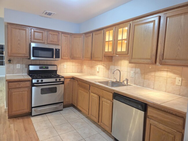 Building Photo - 27 Jewett Ave