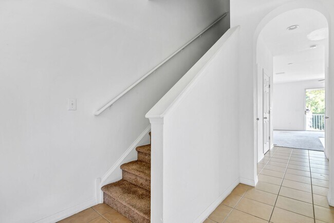 Building Photo - Fantastic Townhome 3bd/2.5ba/1 car garage ...
