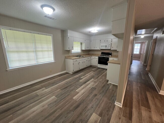 Building Photo - 3 bedroom 1 bathroom off Kicker Rd