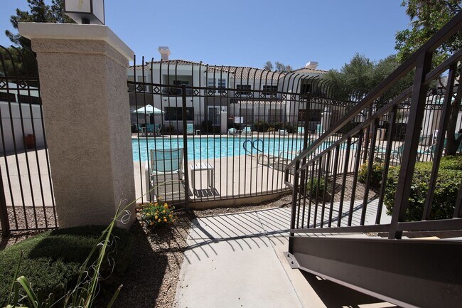 Foto del edificio - First Floor Condo in Green Valley!