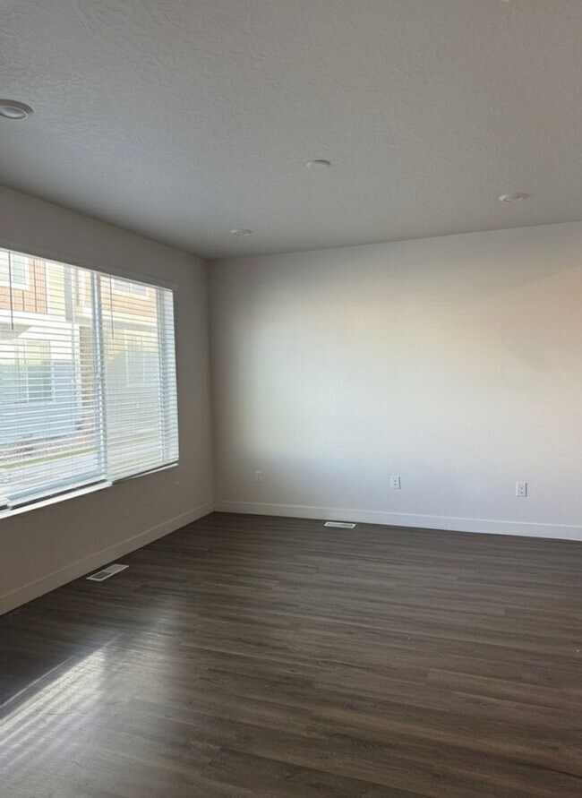 Foto del edificio - Move-In Ready Townhome in Fast-Growing Bluffdale