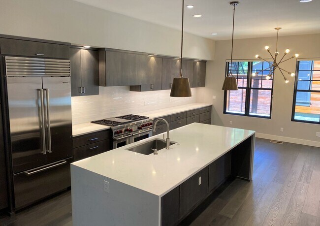 Foto del edificio - Luxury Lake Oswego Townhome In First Addit...