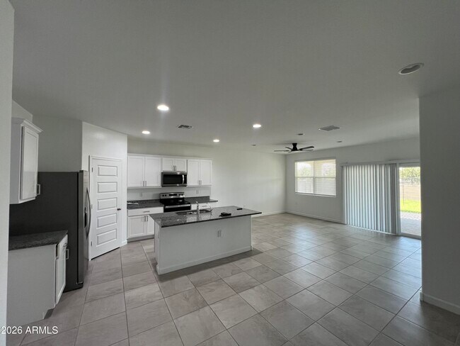 Foto del edificio - 2432 W Shanley Ave
