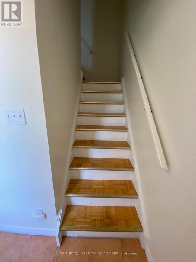 Photo du bâtiment - 1401 Wonderland Rd N