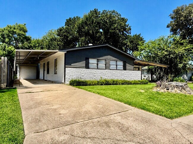 Building Photo - 920 Vivian Ave