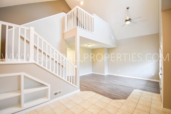 Building Photo - 1 1/2 Story 3 Bedroom Townhome in Urbandale