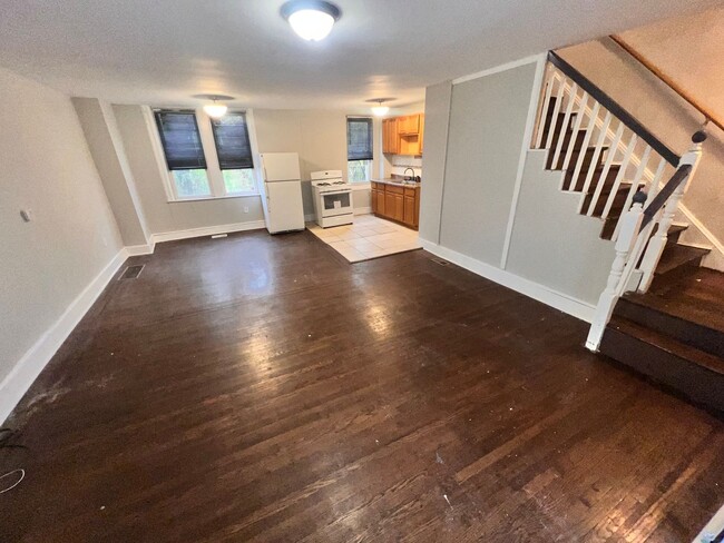 Building Photo - Cozy 3 Bedroom Row Home with Hardwood Floors