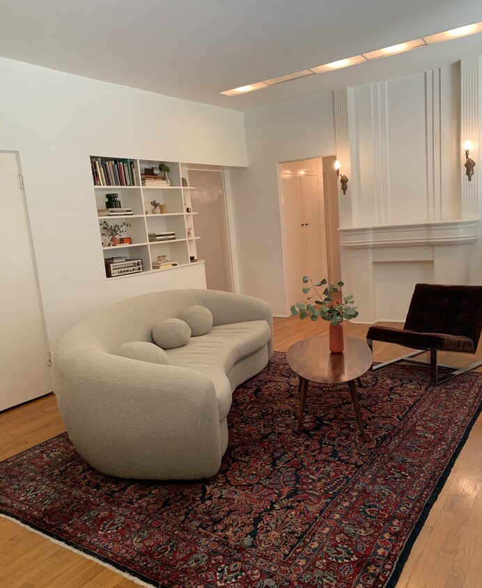 102 Livingroom - 520 N Rossmore Ave
